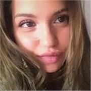 Chica joven con bachillerato con ganas de ayudar a niños de primaria con sus estudios